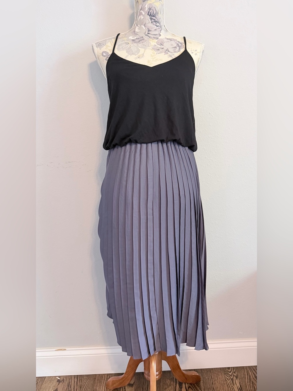 LOFT Pleated Midi Dress Black & Gray Colorblock Size Small - Picture 2 of 6